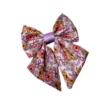 Lade das Bild in den Galerie-Viewer, Dancing around Flowers - Bow / Sailor Bow