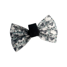 Lade das Bild in den Galerie-Viewer, Bert das Schaf - Bow