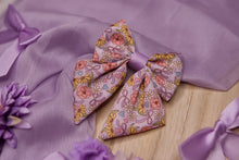 Lade das Bild in den Galerie-Viewer, Dancing around Flowers - Bow / Sailor Bow
