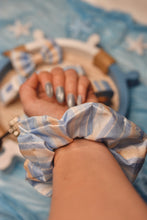 Lade das Bild in den Galerie-Viewer, Coastal Breeze - Scrunchie
