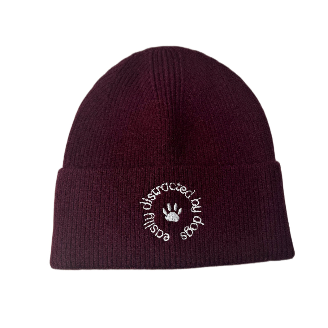 EASILY DISTRACTED BY DOGS - Mütze burgundy