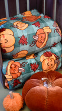 Lade das Bild in den Galerie-Viewer, Cosy Pumpkin Patch - Kuscheldecke
