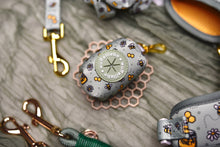 Lade das Bild in den Galerie-Viewer, Honey Bloom- Poo Bag
