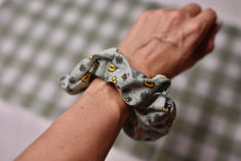 Lade das Bild in den Galerie-Viewer, Honey Bloom - Scrunchie
