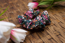 Lade das Bild in den Galerie-Viewer, Flower Field - Scrunchie
